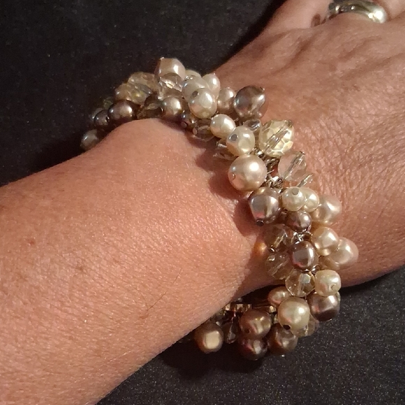Elegant Pearl and Crystal Bracelet - Picture 1 of 7